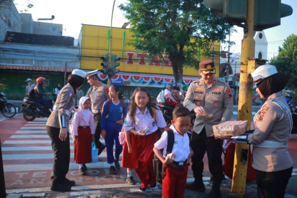 Satuan Poltas Polres Klaten Hadir Pagi Hari Untuk Patroli, Mengatur Lalu Lintas & Bagi Susu&nbsp;Gratis