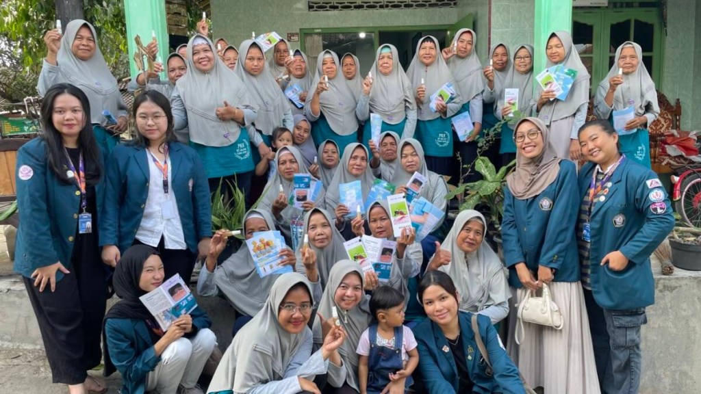 Manfaatkan Bahan Dapur, Mahasiswa KKN Undip Ciptakan Spray Antinyamuk sebagai Bentuk Pencegahan DBD di Desa&nbsp;Turus.