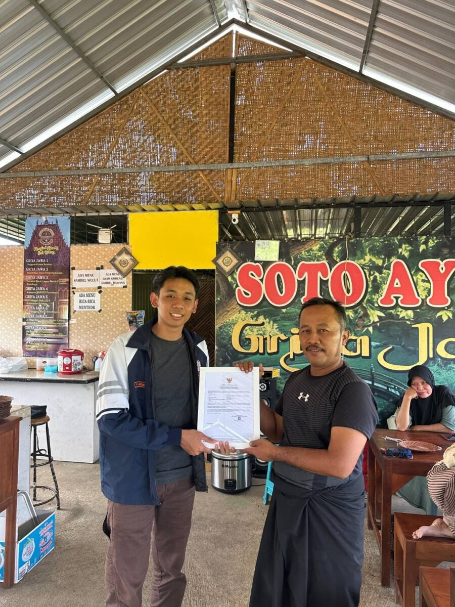 Mahasiswa KKN Tim II Undip Gelar Program Sertifikasi Halal bagi UMKM Soto Griya Jawa di Desa&nbsp;Tlingsing.