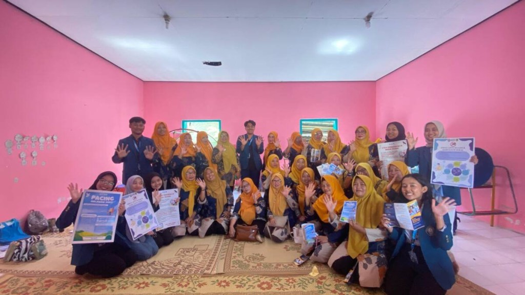 Ciptakan Lingkungan Sehat, Mahasiswa KKN UNDIP Ajak Warga Gunakan Spray Daun&nbsp;Serai.