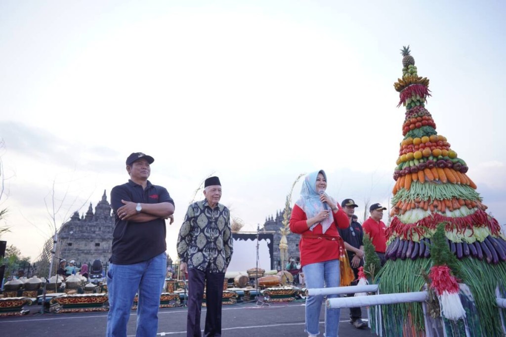Kirab Gunungan Untuk Ramaikan Festival Candi Kembar Di Desa&nbsp;Bugisan